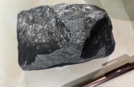 科普专家在杭州偶然发现陨石，现场考察后发现可能生锈