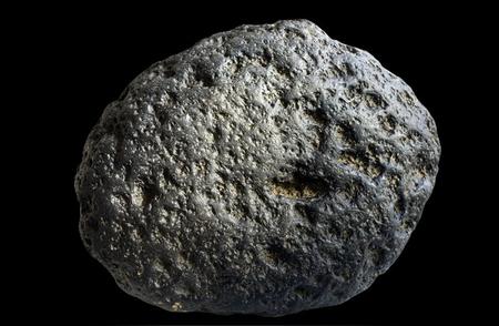 陨石与普通石头：一文读懂它们的差异