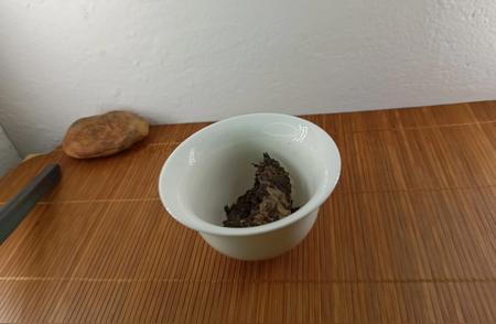 六堡茶的冲泡技巧：广西特色茶饮指南