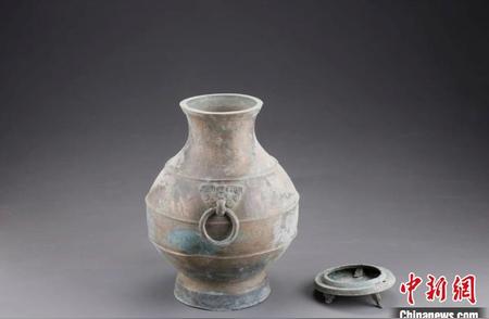 揭秘西安战国墓葬：罕见镂空蟠螭纹铜镜的传奇发现
