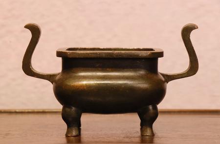 四足铜香炉：传统艺术的魅力与收藏价值