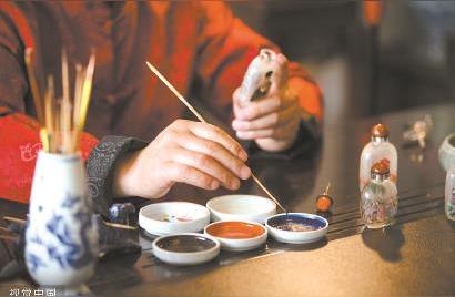 探索中华鼻烟壶艺术：指尖上的文化瑰宝