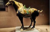 揭秘洛阳博物馆镇馆之宝：唐三彩黑釉马的传奇故事