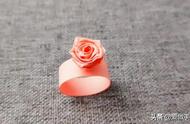 轻松掌握：折纸玫瑰花戒指教程，打造浪漫惊喜！