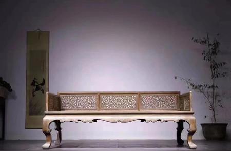 镂空龙纹罗汉床：古典美学与现代生活的融合