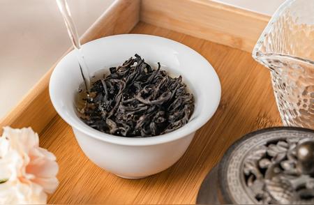 武夷岩茶：传统工艺与现代风尚的交融