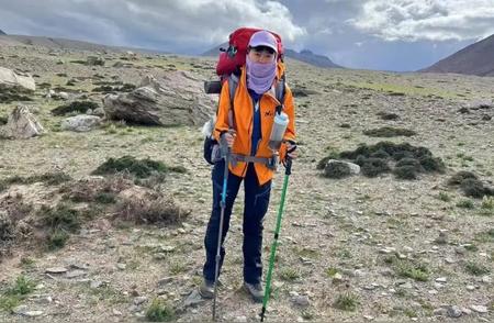 上海女子独自徒步希夏邦马雪山遭遇失联危机