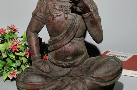 清代沉香木雕刻的自在观音菩萨佛像