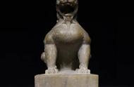 豹斑石狮：高10.5cm的精致雕塑