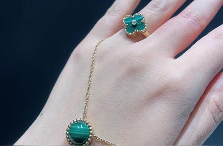 梵克雅宝孔雀石珠宝套装：项链与戒指的完美组合