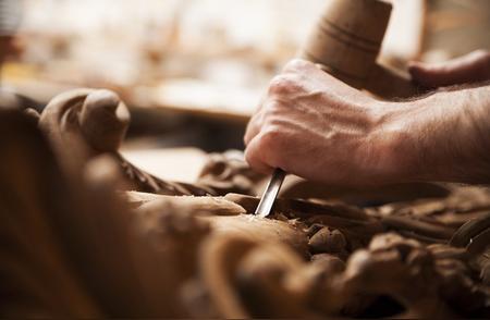 如何成为木雕工？报考条件、考试难度及取证时间一览