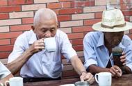 河南一退休大爷的8000元退休金引发热议，茶单上的“无名茶”为何受到网友称赞？