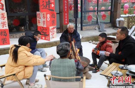 西充村民共享团圆饭：围炉煮茶，品味“蒸笼宴”
