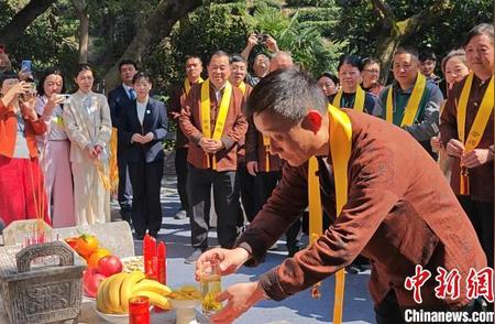 杭州西湖龙井村传统：以首采茶叶祭拜茶祖