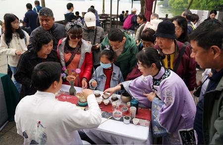 杭州之旅：在亭台楼阁间品茶赏景