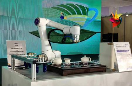 机器人在茶博会上展现茶艺绝技，挑战专业茶艺师