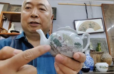 清朝官窑精品：晚期瓷器中的小茶壶珍藏