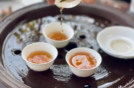 茶香溢杯中：寻找品茗的静谧与禅宗之美
