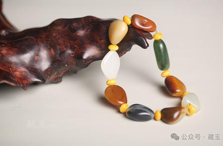 9颗珍稀原料珠子售价高达20万，籽料原石手串的魅力何在？