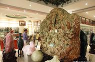 越南雕刻大师创作2吨玉石九龙戏珠，仅售30万