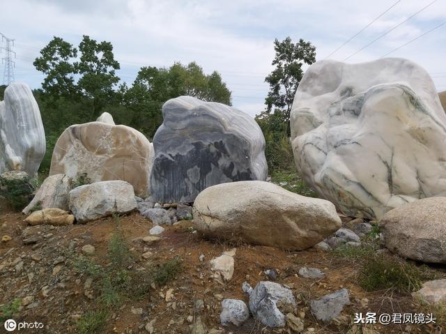 湖北宜昌：三峡奇石摆在公路边售卖 石头变成“金元宝”