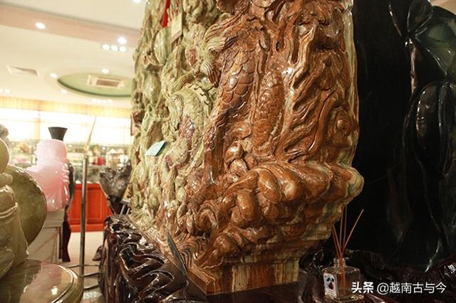 越南工匠用重大2吨巨大玉石雕刻九龙戏珠，售价只要30万元