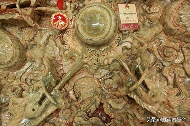越南工匠用重大2吨巨大玉石雕刻九龙戏珠，售价只要30万元