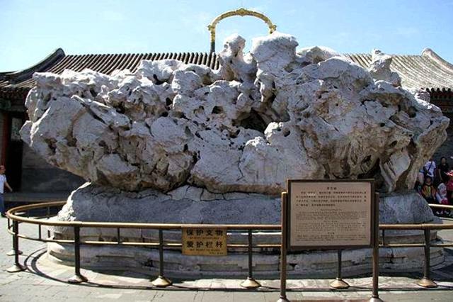 颐和园中最大的一块太湖石，被用来当作屏风，网友：好奢侈