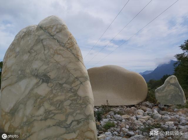 湖北宜昌：三峡奇石摆在公路边售卖 石头变成“金元宝”